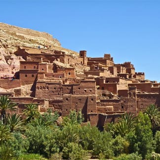 Kasbahs de tierra y palmeral en el valle del Ounila