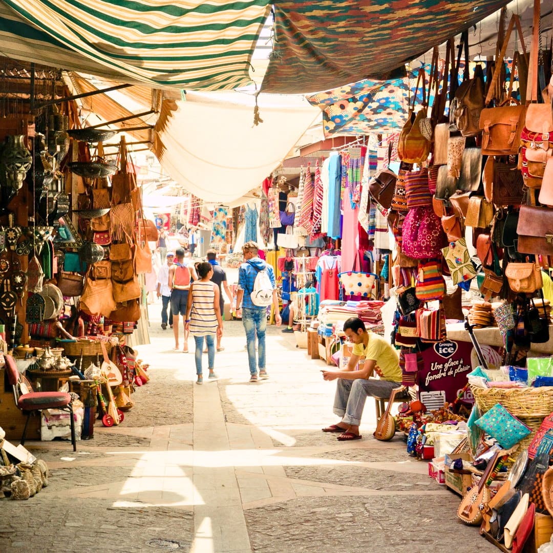 Callejón del zoco de la Medina de Marrakech con puestos de artesanía
