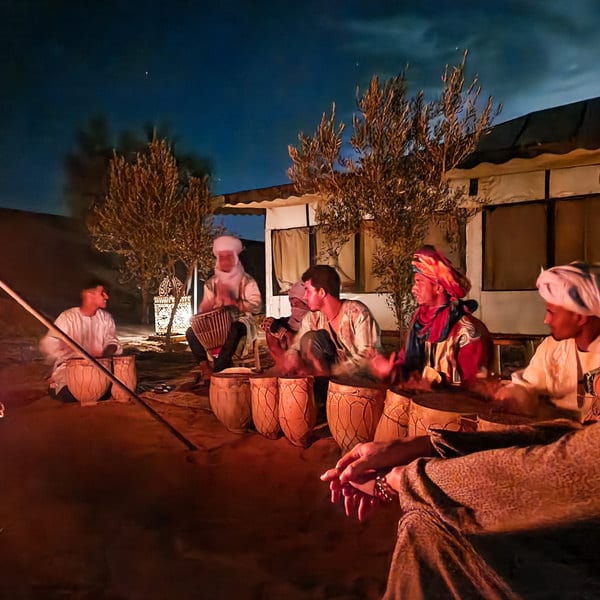 Músicos bereberes tocando alrededor del fuego en el campamento