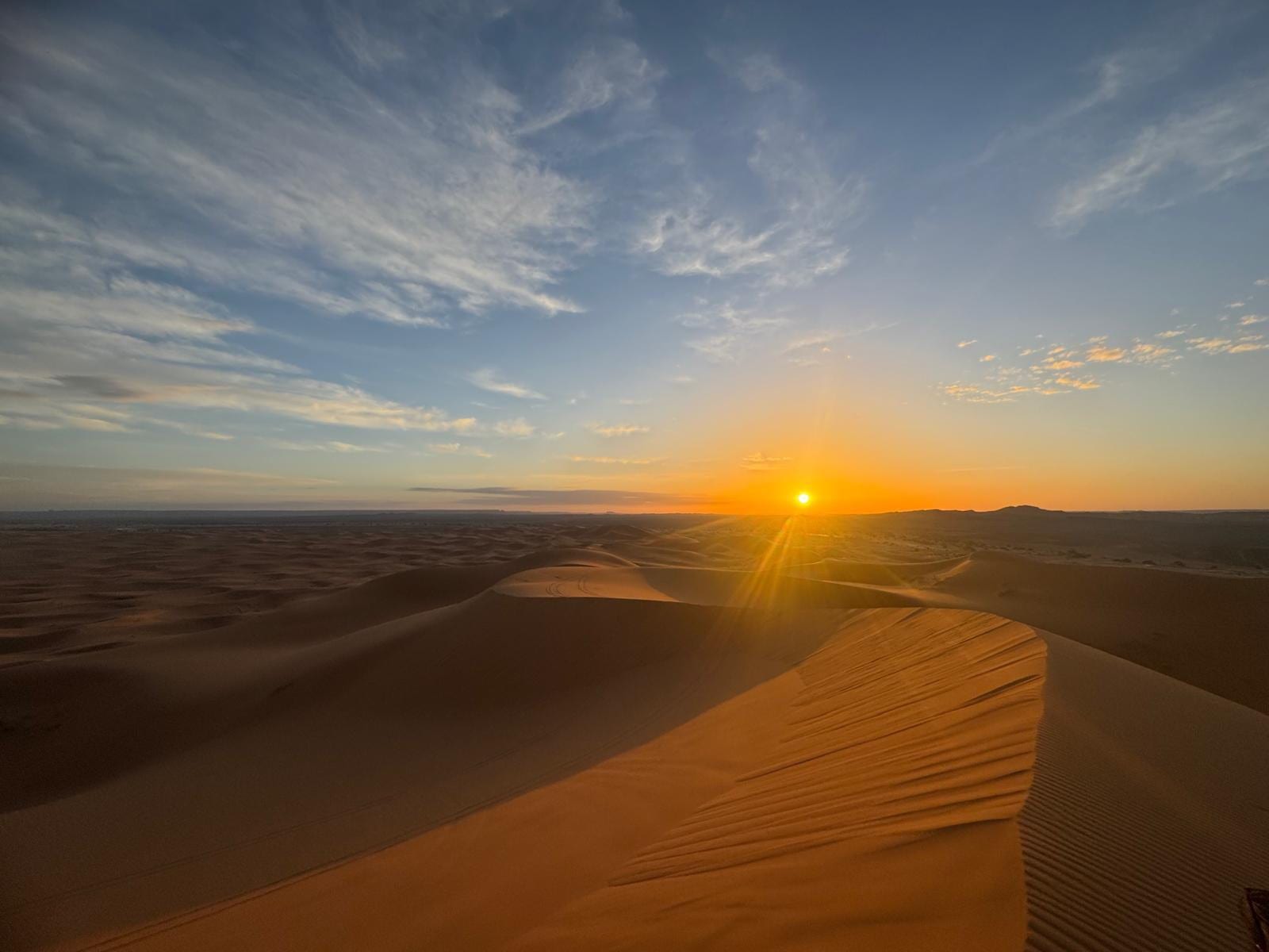 Amanecer sobre el mar de dunas del Erg Chebbi