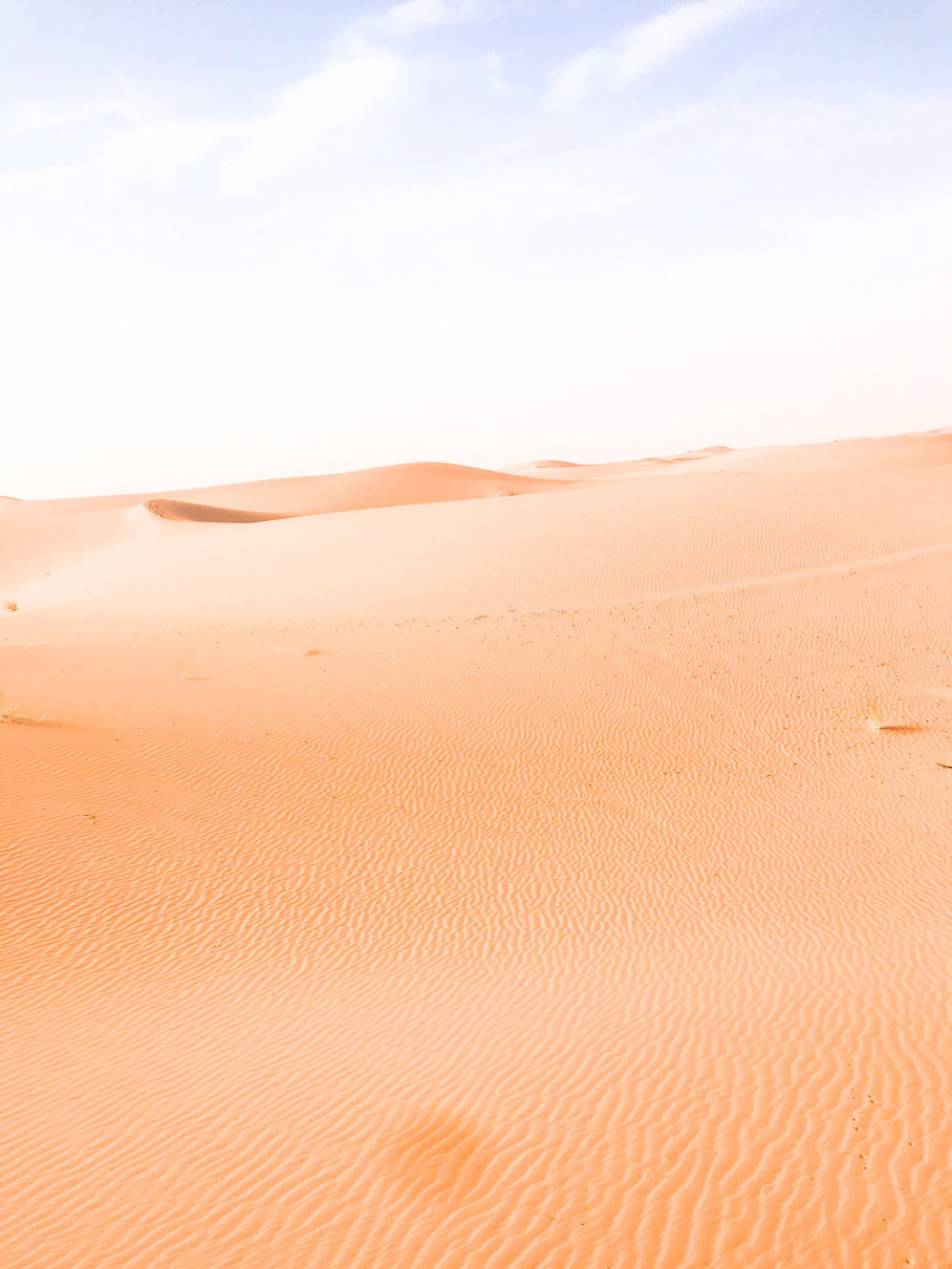 Dunas del Erg Chebbi bajo un cielo limpio