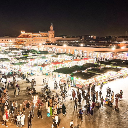 La plaza Jemaa el-Fna de Marrakech iluminada de noche