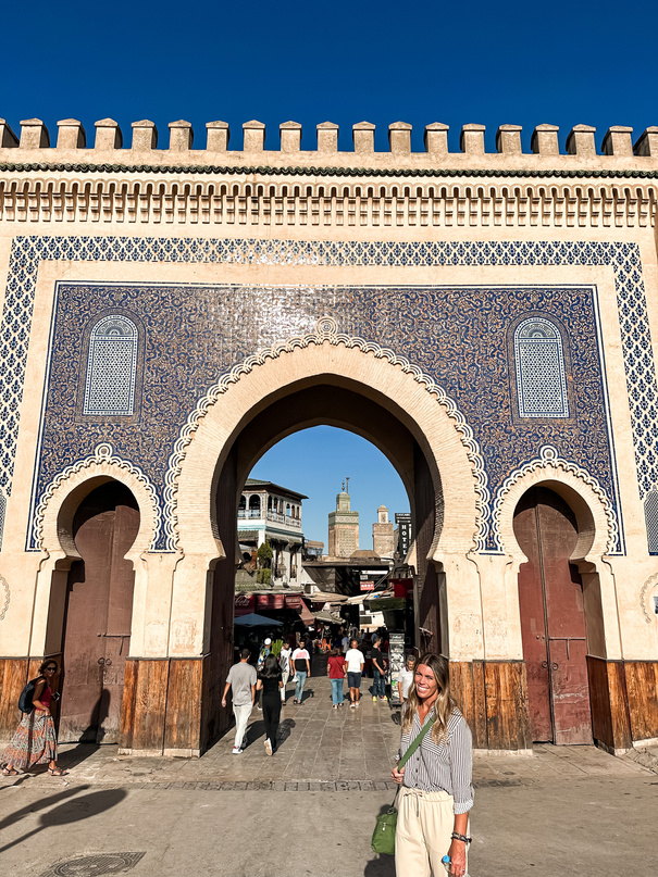 Puerta monumental de azulejos azules en una medina marroquí